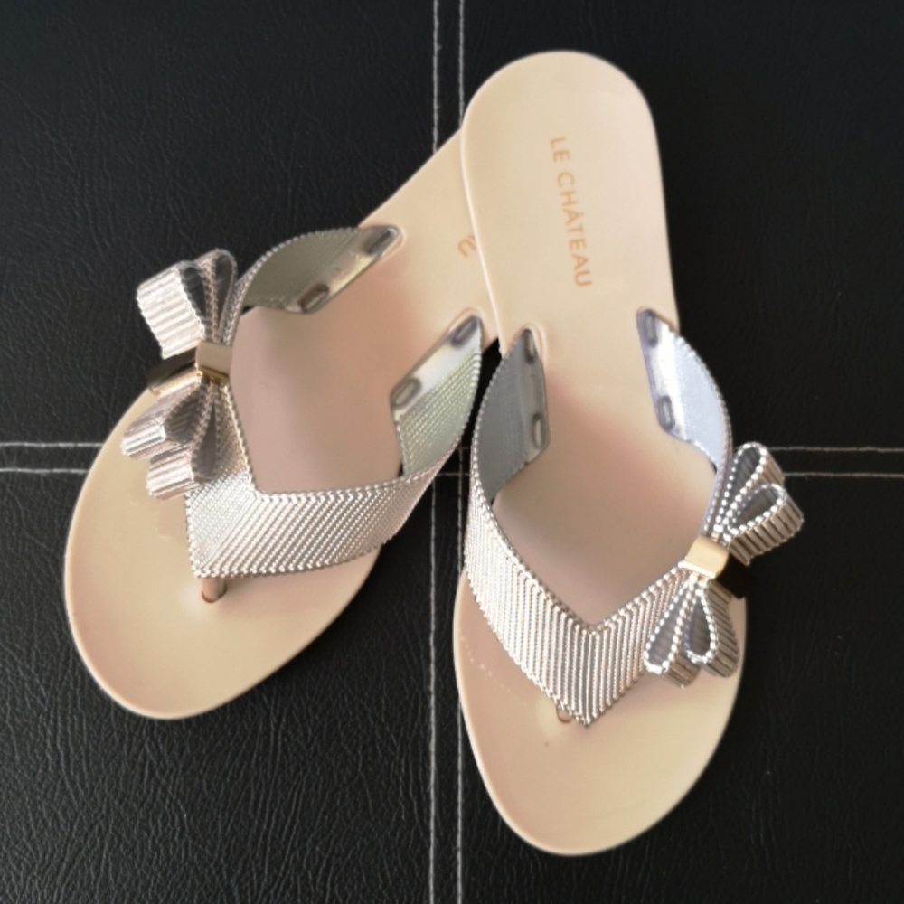Le Chateau Sandals with Bow, Golden, Size 6, NEW